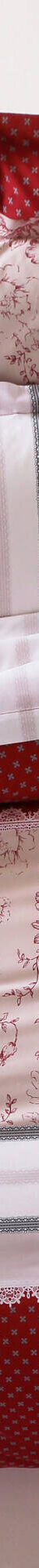 Linge de lit Gabrielle en coton imprimé pois, fleurs et dentelle (rouge) Linge de lit Gabrielle en coton imprimé pois, fleurs et dentelle (rouge)